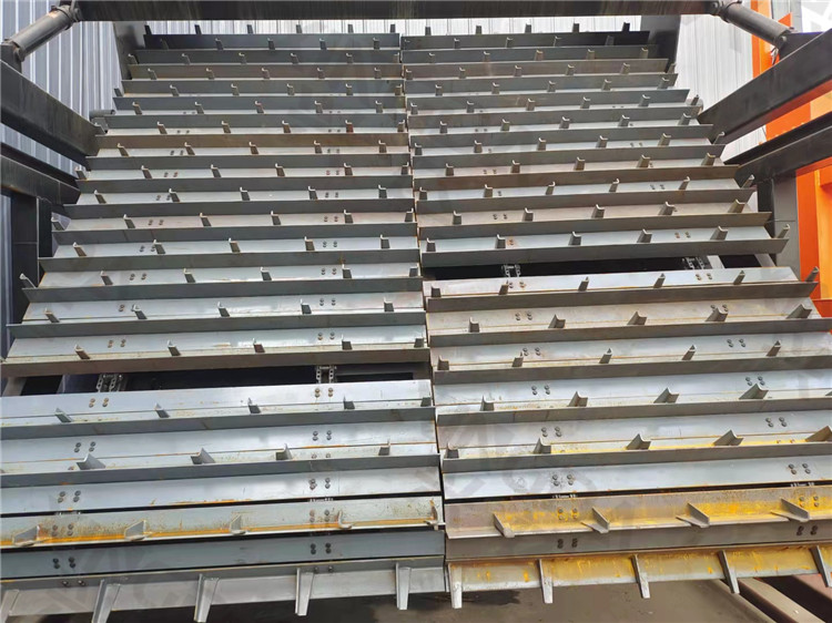 加工牛糞有機(jī)肥鏈板翻拋機(jī)