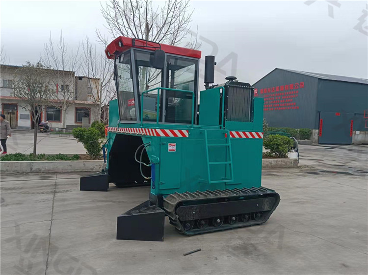 加工牛糞有機(jī)肥履帶翻拋機(jī)