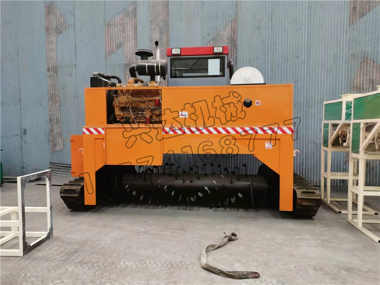 雞糞履帶式翻堆機(jī)