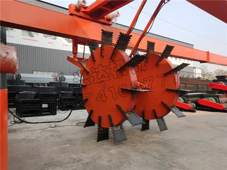 牛糞有機(jī)肥輪盤翻堆機(jī)