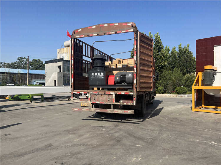 有機肥免烘干造粒機發(fā)貨現場