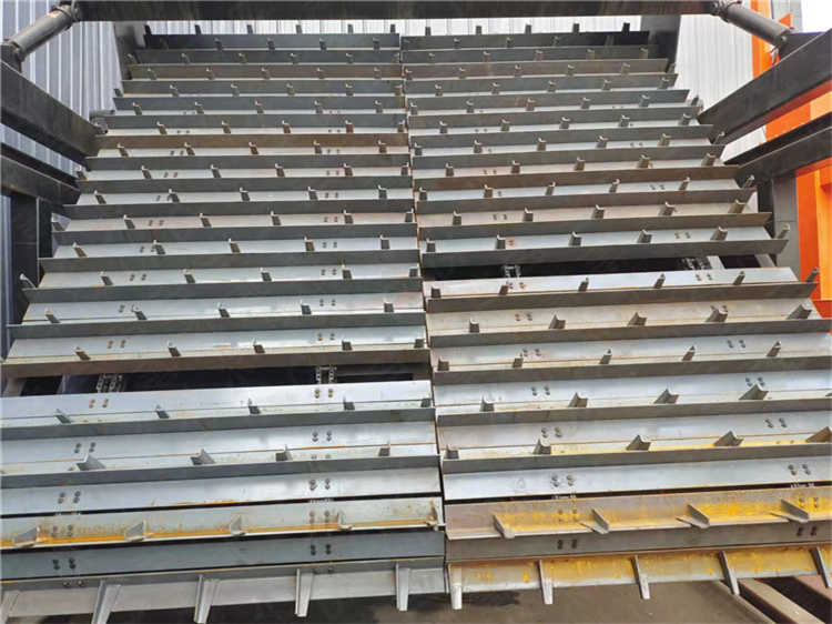 安徽客戶訂購4米寬鏈板翻拋機完工