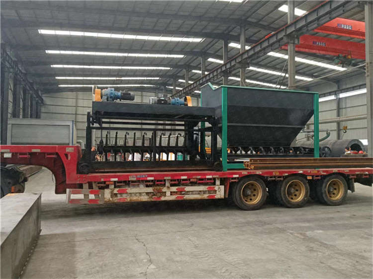 巴州客戶發(fā)酵羊糞腐熟設(shè)備建槽式翻拋機(jī)裝車