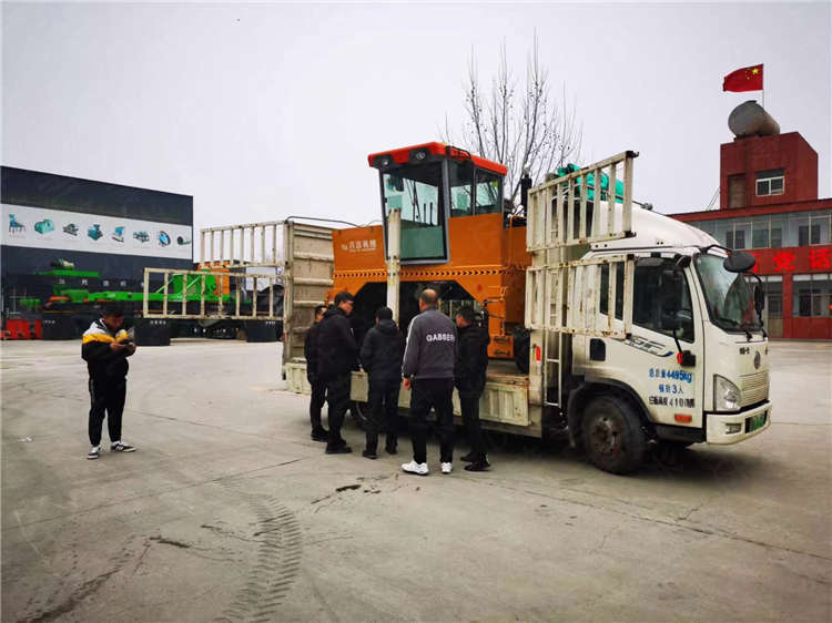 發(fā)酵腐熟設備2.6米履帶翻拋機裝車發(fā)貨