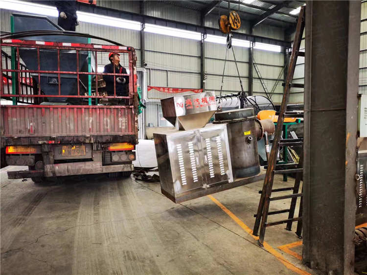 肥料使用鏟車料倉給料機(jī)方便加工有機(jī)肥