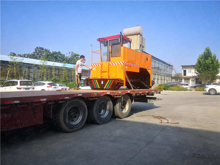 羊糞有機物料發(fā)酵腐熟設(shè)備履帶翻拋機發(fā)貨