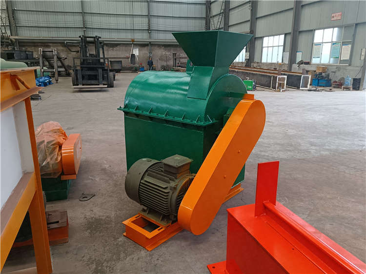 有機(jī)肥粉碎機(jī)是把發(fā)酵原料進(jìn)行破碎成散狀肥的處理設(shè)備