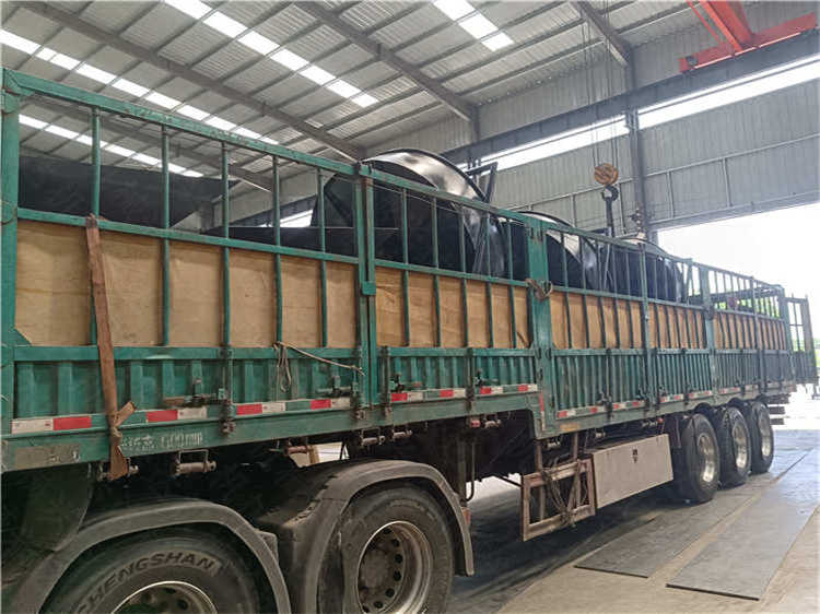 圓盤(pán)造粒機(jī)連續(xù)旋轉(zhuǎn)產(chǎn)生顆粒有機(jī)肥設(shè)備