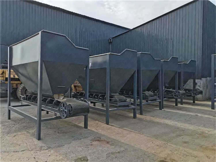 腐熟后雞糞沼渣混料倉生產(chǎn)加工有機(jī)肥設(shè)備鏟車料倉