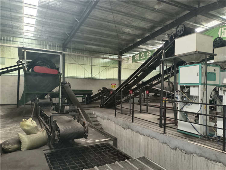 四川崇州客戶粉狀有機(jī)肥生產(chǎn)線安裝現(xiàn)場