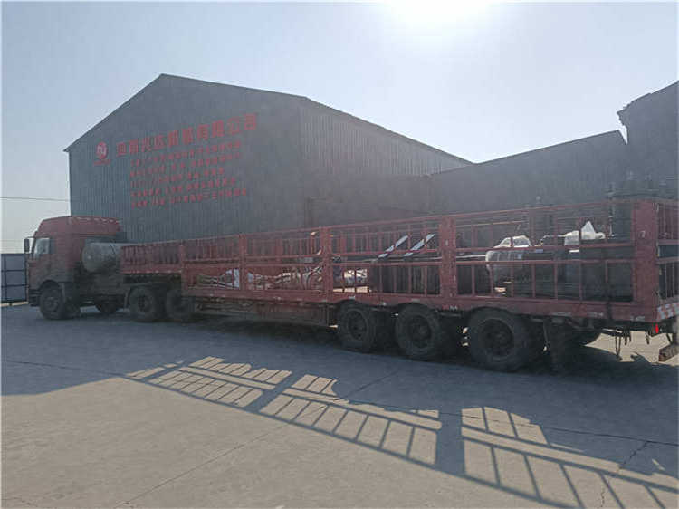 顆粒有機(jī)肥免烘干擠壓造粒生產(chǎn)線發(fā)貨現(xiàn)場