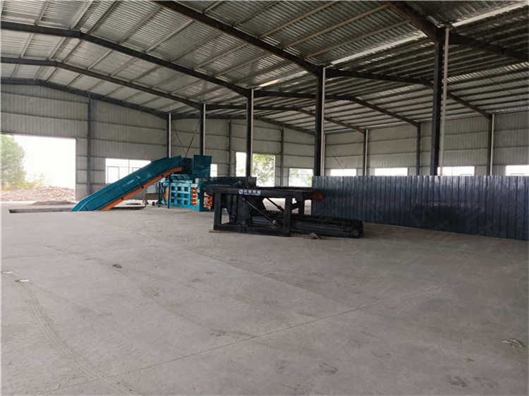 處理發(fā)酵牛糞鏈板翻拋機(jī)已到達(dá)客戶現(xiàn)場(chǎng),開始安裝