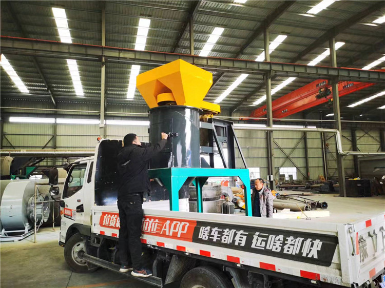 蚯蚓糞免烘干有機(jī)肥立式粉碎機(jī)設(shè)備發(fā)貨