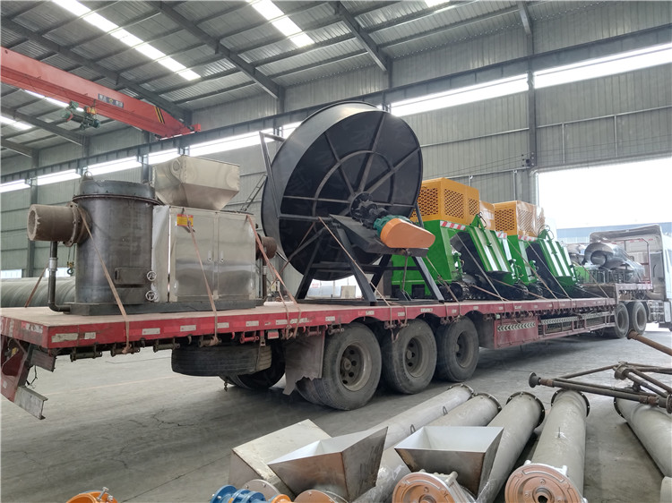 無人駕駛兩臺發(fā)酵糞污處理設(shè)備發(fā)貨現(xiàn)場