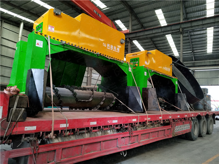 地面發(fā)酵遠(yuǎn)程操控履帶翻拋機(jī)設(shè)備發(fā)貨現(xiàn)場(chǎng)