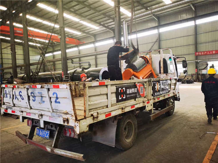 尿素粉碎機客戶化肥定制設(shè)備發(fā)貨