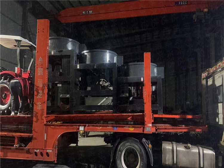 有機肥生產(chǎn)線顆粒雙級拋圓機發(fā)貨