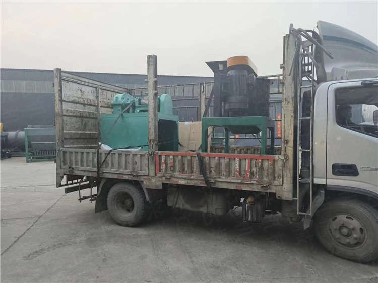 糖醛渣有機(jī)肥60立式粉碎機(jī)設(shè)備發(fā)貨