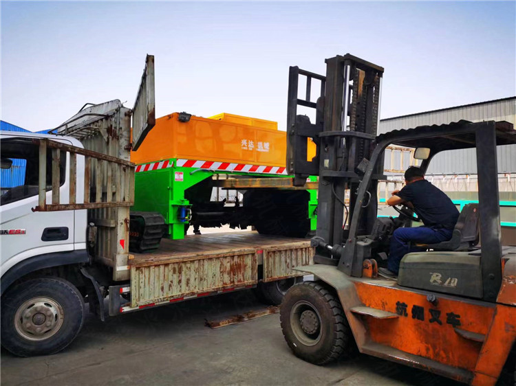 焦作客戶2.5米無人駕駛履帶翻拋機(jī)發(fā)貨現(xiàn)場(chǎng)