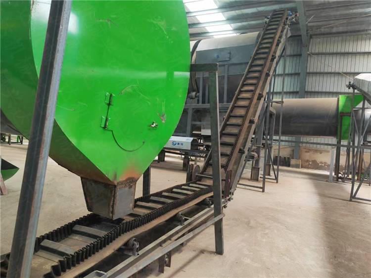 動物糞便羊糞制作有機肥生產線工藝設備使用現(xiàn)場