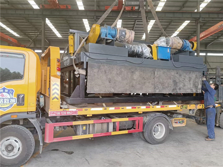 湖南客戶定制4米液壓槽式翻拋機(jī)發(fā)貨現(xiàn)場