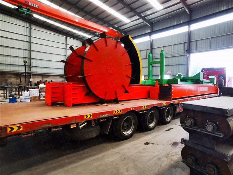 新疆喀什客戶第二臺(tái)22米輪盤(pán)液壓翻拋機(jī)發(fā)貨現(xiàn)場(chǎng)