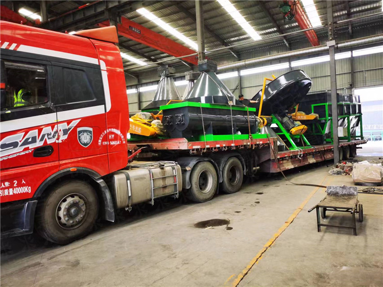 有機(jī)肥雙軸攪拌機(jī)成套生產(chǎn)線設(shè)備發(fā)貨現(xiàn)場(chǎng)