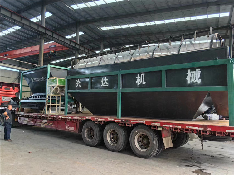 浙江臺(tái)州客戶年產(chǎn)10萬(wàn)噸粉劑有機(jī)肥發(fā)貨現(xiàn)場(chǎng)