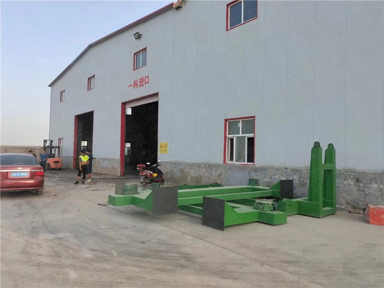 新疆喀什客戶年產(chǎn)10萬噸分機有機肥生產(chǎn)線設(shè)備到達(dá)客戶現(xiàn)場準(zhǔn)備安裝