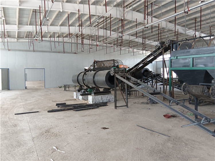 甘肅平?jīng)隹蛻裟戤a(chǎn)一萬噸粉劑有機(jī)肥生產(chǎn)線安裝現(xiàn)場