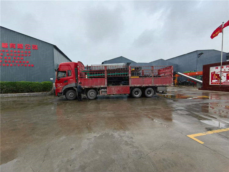 湖北房縣客戶年產(chǎn)1萬噸粉劑有機(jī)肥生產(chǎn)線第一車第二車發(fā)貨